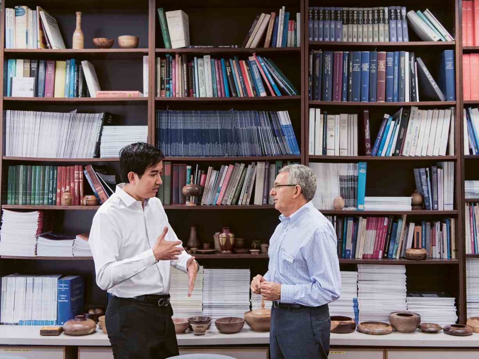 Dr. Kanitha und Prof. Kerr in a conversation